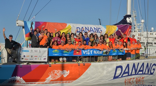 Các thủy thủ cùng đại diện Đại sứ quán và cộng đồng người Việt trên tàu Đà Nẵng