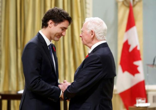 Tân thủ tướng Canada Justin Trudeau (trái) được Tổng đốc David Johnston chào đón hôm 4-11. Ảnh: Reuters