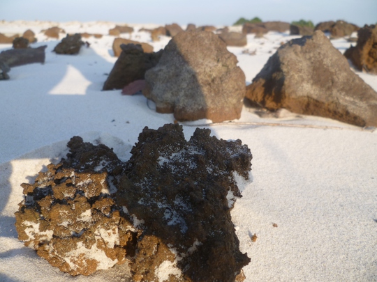 
Những bãi đá quặng với vẻ đẹp ngyên sơ dưới chân các đồi cát
