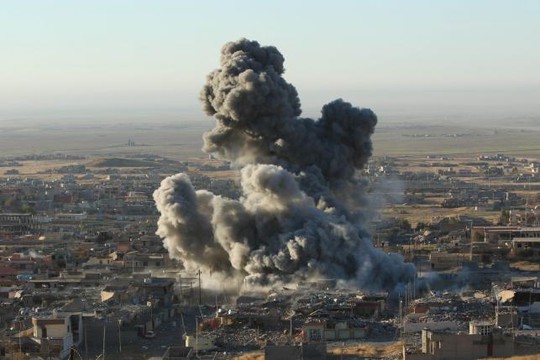Mỹ không kích thị trấn Sinjar hôm 12-11. Ảnh: Reuters