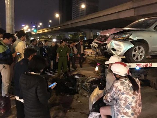 
Lực lượng chức năng đưa chiếc xe Hyundai Santafe gây tai nạn từ hiện trường về trụ sở để điều tra
