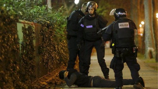 Cảnh sát kiểm tra một người đàn ông gần phòng hòa nhạc Bataclan. Ảnh: Reuters