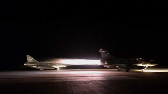 Máy bay Pháp xuất kích tấn công thành trì Raqqa của IS ở Syria. Ảnh: Sky News