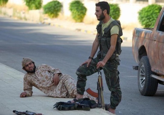 
Các tay súng của liên minh phiến quân Syria nghỉ ngơi ở tỉnh Hama. Ảnh: Reuters
