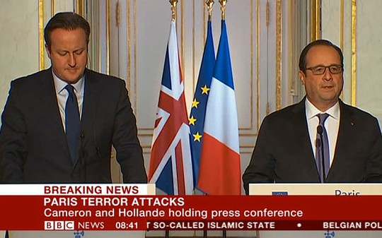 
Thủ tướng Anh David Cameron (trái) thăm phòng hòa nhạc Bataclan (ảnh trên) với Tổng thống Pháp Francois Hollande. Ảnh: BBC, PA
