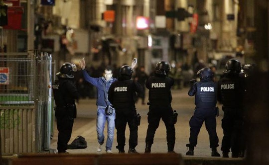 Cảnh sát Paris tuần tra trong đêm. Ảnh: Reuters