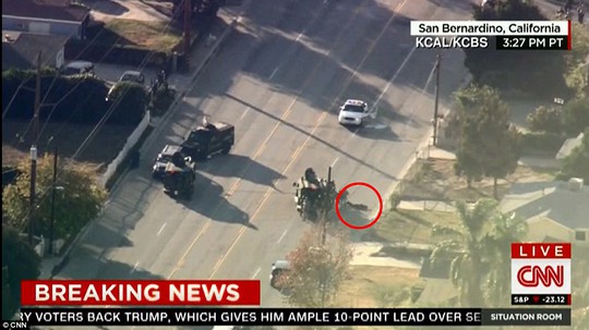 Xác 1 nghi phạm (khoanh đỏ) sau cuộc đọ súng với cảnh sát. Ảnh: CNN