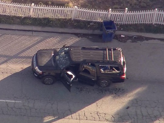 Chiếc xe được cho là của các nghi phạm trong vụ xả súng ở Trung tâm Vùng Inland (IRC), TP San Bernardino, bang California - Mỹ. Ảnh: KABC