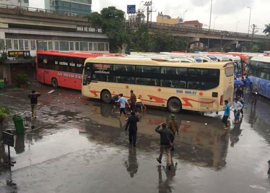 
Thời điểm xảy ra vụ tai nạn khiến 2 người bị thương. Chiếc xe khách giường nằm gây tai nạn có màu vàng (ảnh: Facebook)
