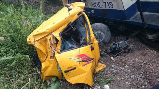 
Chiếc xe tải bị biến dạng sau vụ tai nạn
