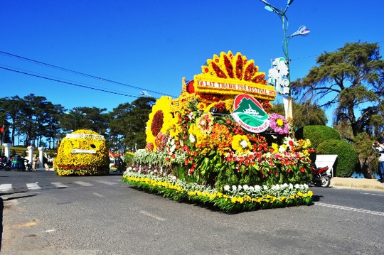 
Gần 30 xe hoa lớn nhỏ, được trang trí công phu, màu sắc rực rỡ đã tham gia diễu hành mừng Festival hoa Đà Lạt 2015.
