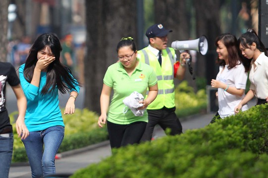 
Đồng thời sơ tán mọi người đến khu vực an toàn
