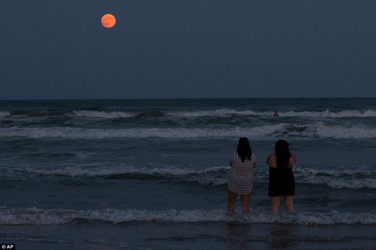
Ngắm nhìn “siêu trăng” mọc trên bãi biển ở Corpus Christi, Texas, Mỹ. Ảnh: AP
