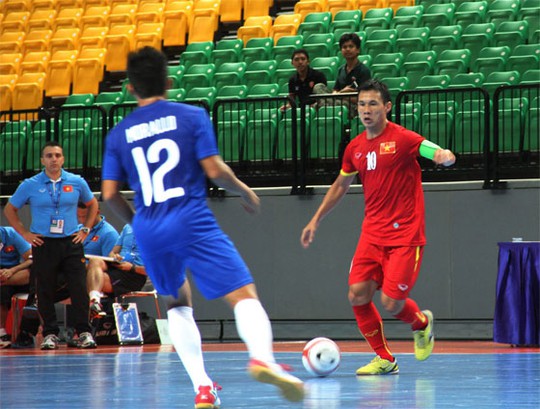 Đội trưởng Bảo Quân (đỏ) ghi 3 bàn thắng vào lưới Philippines