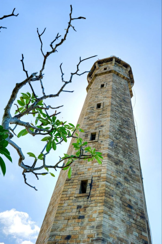 
Cận cảnh ngọn hải đăng ở mũi Kê Gà - Ảnh: Steven Lam
