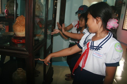 Nhiều học sinh ở Cù Lao Chàm thích thú với những cổ vật được trưng bày