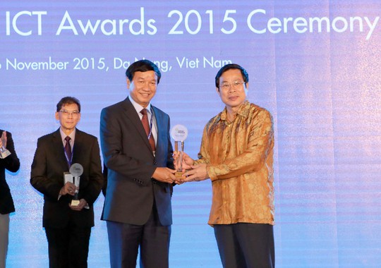 
Bộ trưởng Bộ Thông tin và Truyền thông Nguyễn Bắc Son (phải) trao giải nhất cho đại diện Sở Thông tin và Truyền thông Đà Nẵng ở hạng mục Giải thưởng cho khu vực công (AICTA 2015) Ảnh: TTXVN

