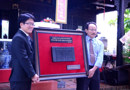 Đại diện Trung tâm Lưu trữ quốc gia IV (trái) trao phiên bản mộc bản triều Nguyễn cho Sở Văn hóa - Thể thao và Du lịch tỉnh Quảng Ngãi