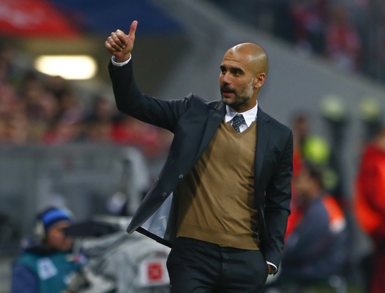 Pep Guardiola đã thua Wenger ở lượt trận đầu