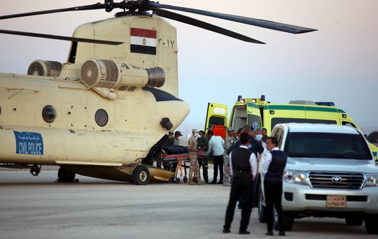 
Các binh sĩ Ai Cập đưa thi thể các nạn nhân về bệnh viện Suez để chờ chuyển về Nga. Ảnh: Reuters
