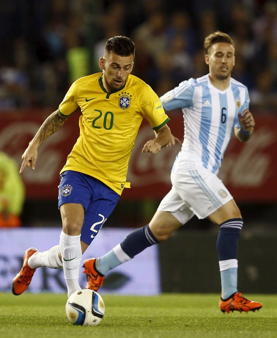 Lima (20) mang về bàn thắng quý giá cho Brazil