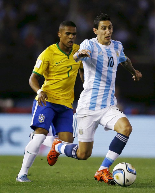 Costa (7) giúp lối chơi của Brazil khởi sắc trong hiệp 2
