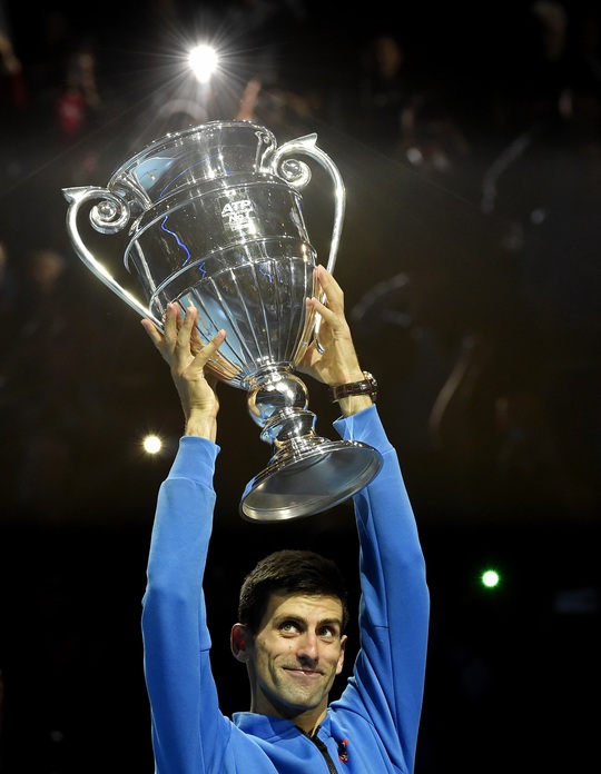 Djokovic khoe cúp tượng trưng cho danh hiệu số 1 thế giới lần thứ 4 trong vòng 5 năm