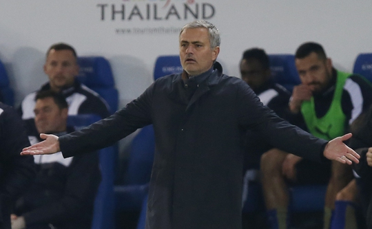 HLV Mourinho bất lực nhìn Chelsea nhận bàn thua thứ 2