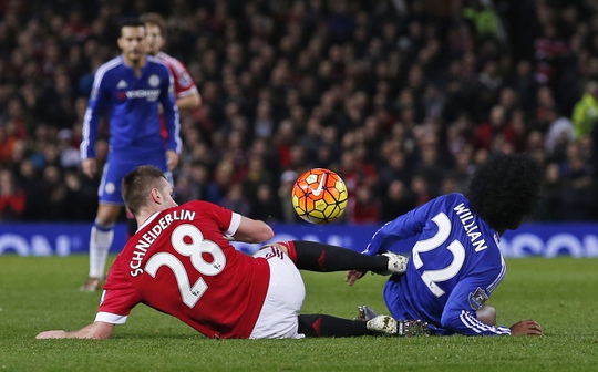 
Tình huống Schneiderlin phạm lỗi với Willian của Chelsea
