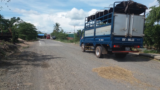 
Đoạn qua xã Pờ Tó, huyện Ia Pia cũng có nhiều điểm mặt đường bị hư hỏng
