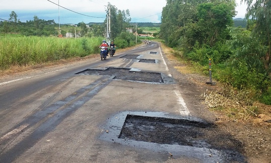 
Quá nguy hiểm mặt đường đoạn qua huyện Kong Chro, chi chít những điểm bong tróc đang được sửa chữa
