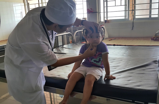 
Nhiều trẻ em đang điều trị tại Bệnh viện Đa khoa TP Vĩnh Long bị kiến ba khoang tấn công
