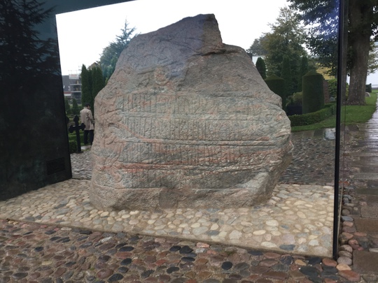 Hòn đá lớn khắc chữ viết đầu tiên của người Đan Mạch thế kỷ thứ 10