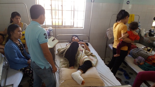 
Nạn nhân Nguyễn Văn Tùng đang được điều trị tại bệnh viện
