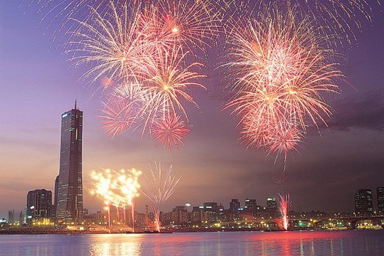 
Thủ đô Seoul chào đón năm 2016 bằng màn bắn pháo hoa rực rỡ. Ảnh: Twitter
