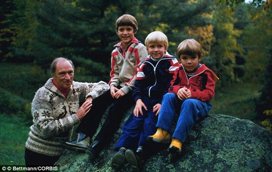 Cố Thủ tướng Pierre Trudeau và 3 con trai. Ông Justin ngồi thứ 2 từ trái sang. Ảnh: Corbis