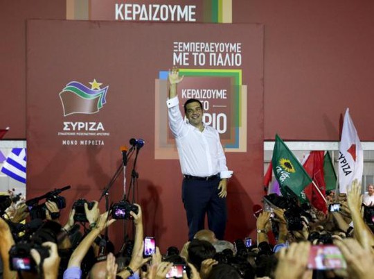 Ông Alexis Tsipras chúc mừng sau chiến thắng của đảng Syriza. Ảnh: Reuters