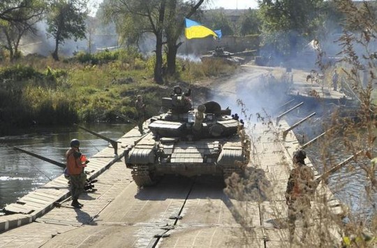 Xe tăng của quân đội Ukraine rút lui khỏi làng Nyzhnje thuộc vùng Luhansk ở miền Đông hồi tháng 10-2015. Ảnh: Reuters