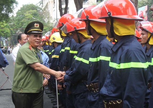 
Đánh giá kết quả buổi tập, Trung tướng Bùi Văn Thành, Thứ trưởng Bộ Công an, cho biết: Việc hợp binh các lực lượng phục vụ cho diễn tập được triển khai đồng bộ, nhịp nhàng. Chỉ huy các lực lượng đã nghiên cứu nghiêm túc các phương án giả định và nguy cơ có thể xảy ra.
