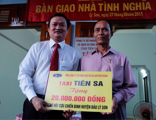 
Ông Lê Vinh Quang , chủ tịch HĐQT kiêm Tổng giám đốc Công ty Phú Hoàng (bên trái) trao 20 triệu đồng cho Hội cựu Chiến binh huyện đảo Lý Sơn (Quảng Ngãi)
