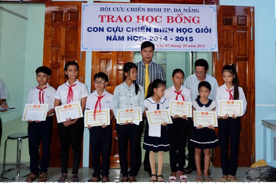 
10 xuất học bổng được trao cho 10 em học sinh có thành tích cao trong học tập.
