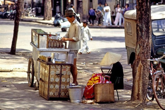 
Ẩm thực Sài Gòn bắt đầu từ những chiếc xe đẩy - Ảnh: saigonamthuc 
