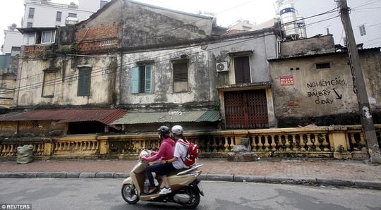 Trang Dailymail nhận xét: Dòng chữ cảnh báo cấm tiểu bậy không còn xa lạ với người dân và du khách trên những bức tường ở hè phố Hà Nội. Có lẽ so với các nhà vệ sinh trên thế giới, đây là chốn thư giãn thiên nhiên nhất.