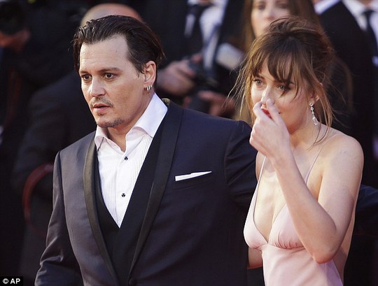 Dakota Johnson và Johnny Depp