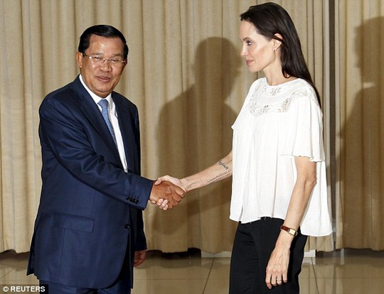 Angelina mặc giản dị đến gặp Thủ tướng Campuchia