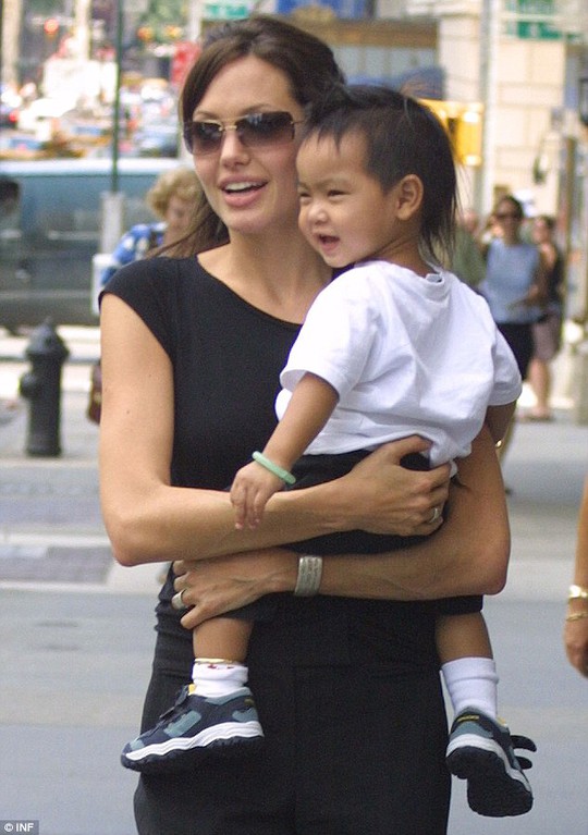 Angelina nhận nuôi bé Maddox người Campuchia năm 2002