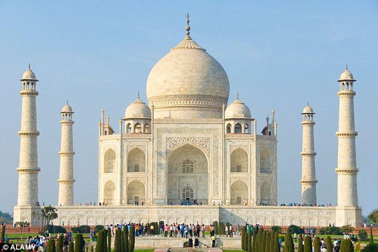 Ông Hideto Uedo chết khi đang chụp ảnh tại cổng lăng mộ Taj Mahal - Ấn Độ. Ảnh: Alamy