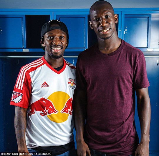 
Shaun-Wright Phillips (trái) nhận lương thua người em của mình ở New York Red Bulls
