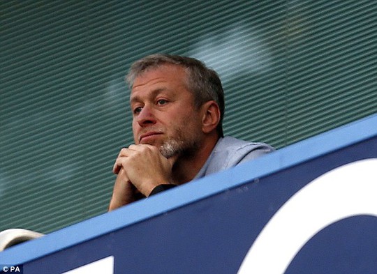 Ông chủ Abramovich đang quan sát thầy trò HLV Mourinho