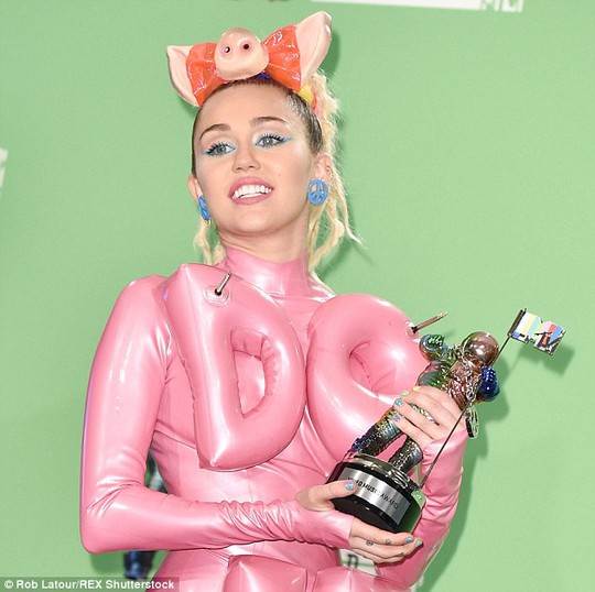 Miley Cyrus ngập trong chỉ trích nhưng vẫn thu nhập cao